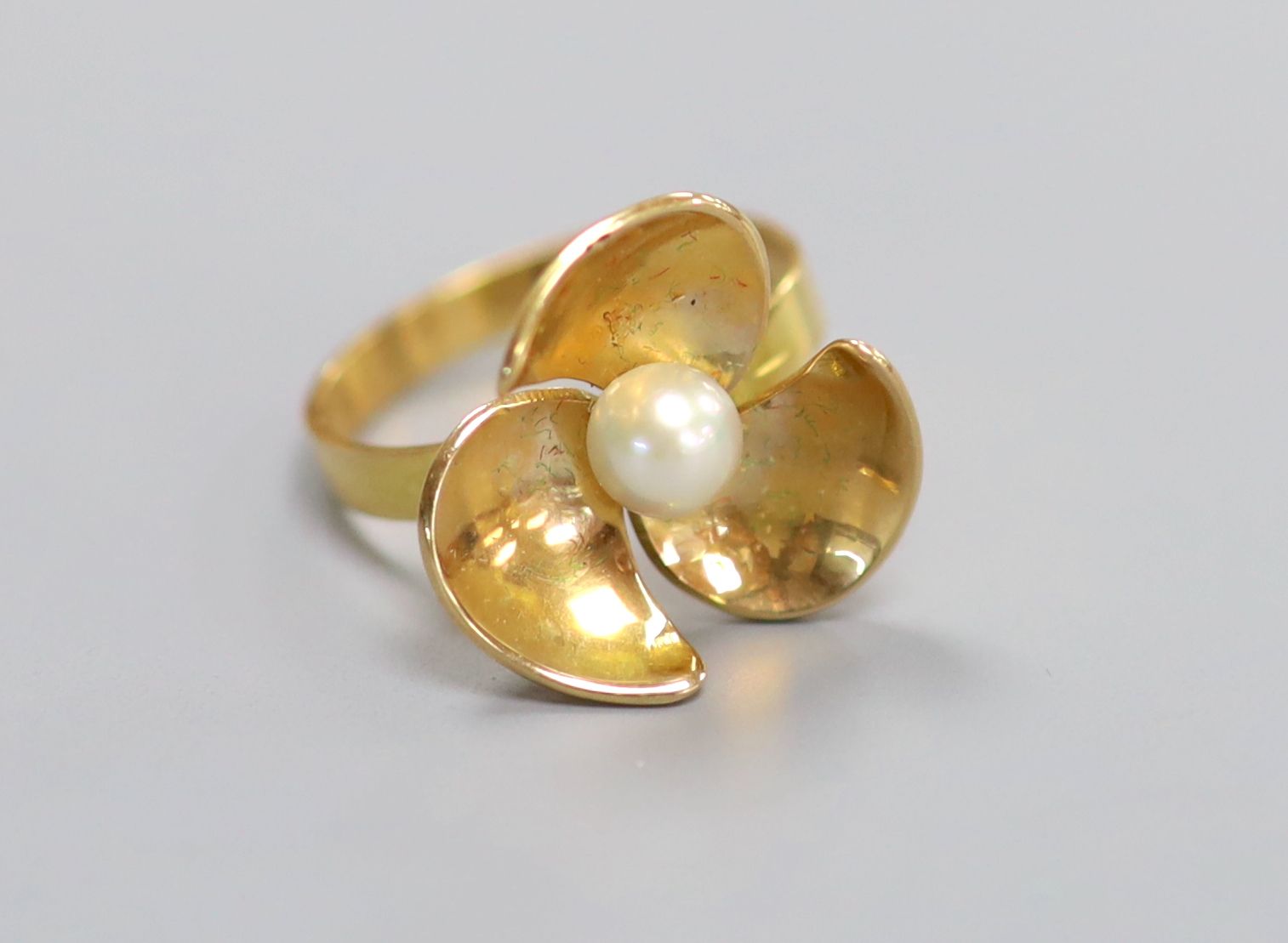 A modern 750 yellow metal and cultured pearl set dress ring, size R